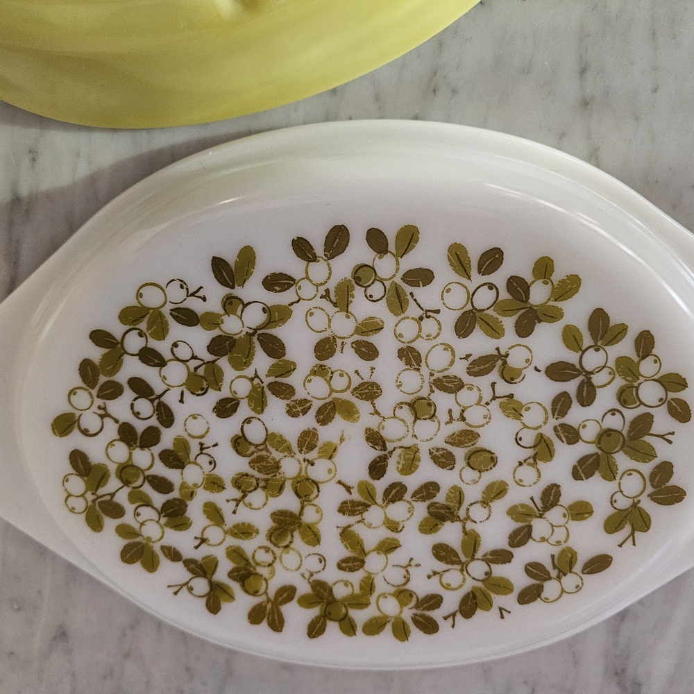 Pyrex White Yellow Olive Green Casserole Dish with Floral Design - Picture 4 of 9